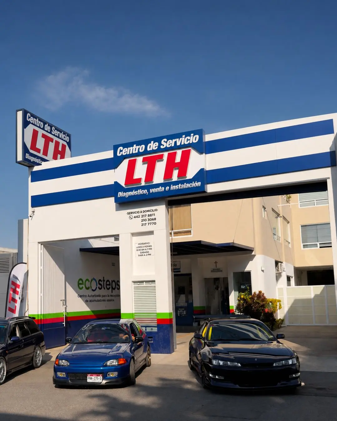 Fachada del Centro de Servicio LTH en Felipe Carrillo Puerto, Querétaro, con letrero LTH y vehículos frente a la entrada.